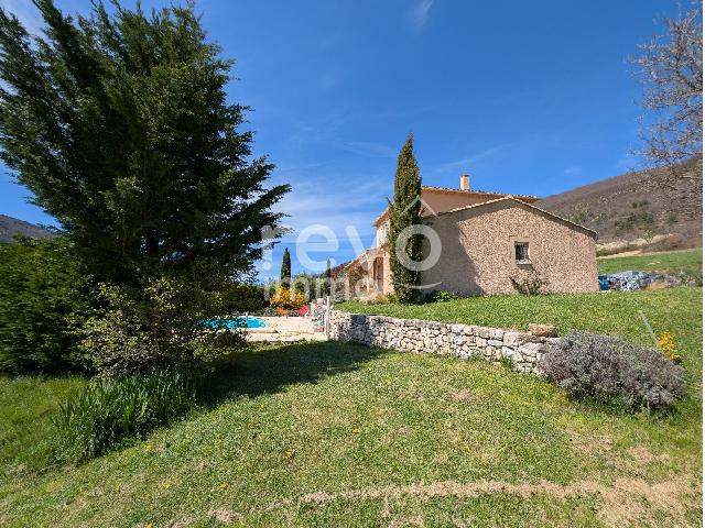 Huis te koop in LA ROCHETTE DU BUIS 26170 Drôme Rhônes-Alpes France: Woonhuis met zwembad op een terrein van 2800 m2 met een woonoppervlakte van 121 m2. Indeling: 6 vertrekken, slaapkamer op de begane grond, 4 slaapkamers, badkamer, badkamer met douche. Garages: 1. Ter...