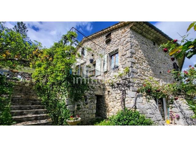 Gîtes/Chambres d'hôtes te koop in REMUZAT 26510 Drôme Rhônes-Alpes France: Woonhuis met 2 studio's en een zwembad op een terrein van 30950 m2 met een woonoppervlakte van 160 m2. Indeling: 5 vertrekken, 4 slaapkamers, 4 badkamers met douche. Garages: 1. Externe parkeerplaatse...