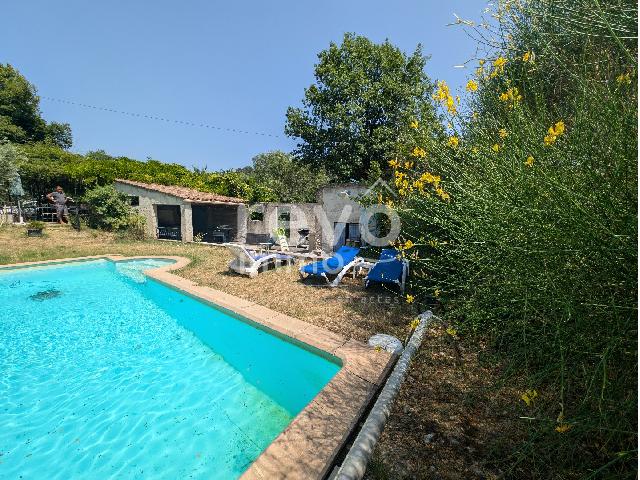 Huis te koop in VALREAS 84600 Vaucluse Provence Alpes Côte d'Azur France: Woonhuis met zwembad op een terrein van 4330 m2 met een woonoppervlakte van 148 m2. Indeling: 6 vertrekken, woonkamer van 40 m2, 3 slaapkamers, badkamer, badkamer met douche. Garages: 1. Externe parke...