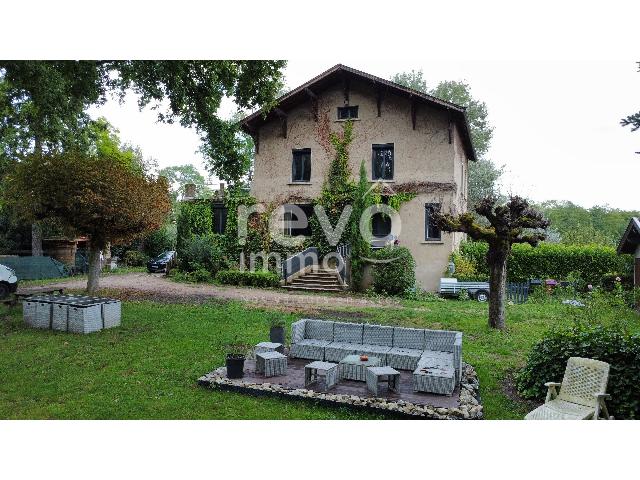 Huis te koop in SAINT DIDIER SUR CHALARONNE 01140 Ain Rhônes-Alpes France: Woonhuis op een terrein van 3256 m2 met een woonoppervlakte van 203 m2. Indeling: 7 vertrekken, slaapkamer op de begane grond, 6 slaapkamers, badkamer. Garages: 2. Externe parkeerplaatsen: 4. Bouwjaar...