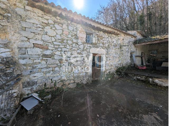 Huis te koop in ROCHE SAINT SECRET BECONNE 26770 Drôme Rhônes-Alpes France: 2 Woonhuizen op een terrein van 11803 m2 met een woonoppervlakte van 177 m2. Indeling: 9 vertrekken, 6 slaapkamers, 3 badkamers. Garages: 1....