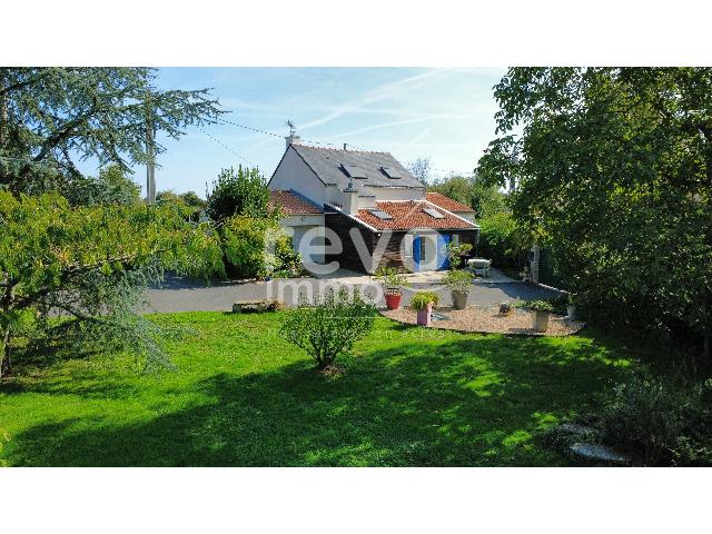 Huis te koop in LE CELLIER 44850 Loire-Atlantique Pays de la Loire France: Woonhuis op een terrein van 10025 m2 met een woonoppervlakte van 102 m2. Indeling: 4 vertrekken, woonkamer van 32.4 m2, slaapkamer op de begane grond, 2 slaapkamers, 2 badkamers met douche. Garages: 1...