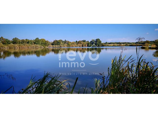 Agrarisch bedrijf te koop in CRANS 01320 Ain Rhônes-Alpes France: 3 vismeertjes in de gemeente CRANS, vlakbij Pérouge. Voor natuurliefhebbers en rustzoekers is vissen meer dan alleen een passie. Kom en ontdek, in een landelijke omgeving, 3 vijvers, 1 grote en 2 kle...