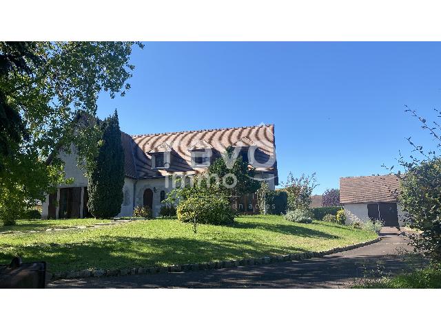 Huis te koop in ARNAGE 72230 Sarthe Pays de la Loire France: Woonhuis op een terrein van 2900 m2 met een woonoppervlakte van 173 m2. Indeling: 7 vertrekken, woonkamer van 41.7 m2, 4 slaapkamers, badkamer, badkamer met douche. Binnenplaats. Garages: 1. Interne p...