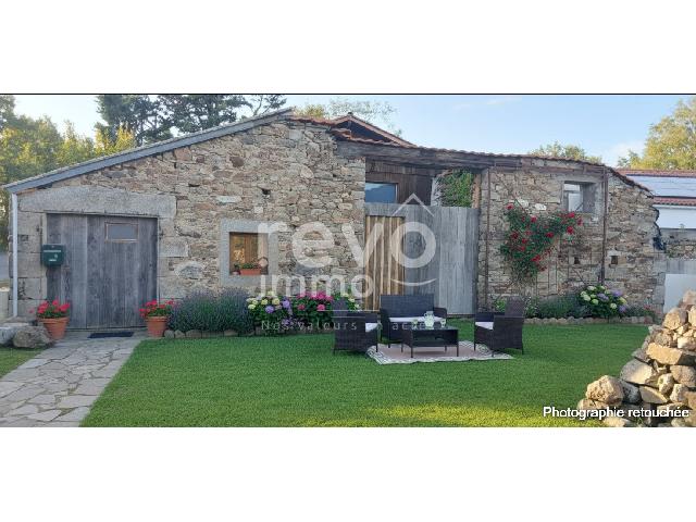 Huis te koop in MONTAIGU-VENDÉE 85600 Vendée Pays de la Loire France: Woonhuis op een terrein van 500 m2 met een woonoppervlakte van 95 m2. Indeling: 3 vertrekken, slaapkamer. Binnenplaats. Externe parkeerplaatsen: 2. Terras. Bouwjaar: 1900....