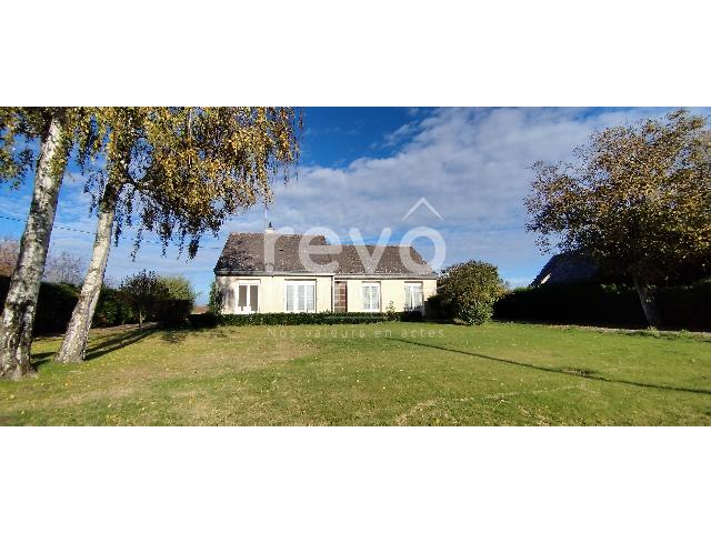 Huis te koop in LA MENITRE 49250 Maine-et-Loire Pays de la Loire France: Woonhuis op een terrein van 1200 m2 met een woonoppervlakte van 90 m2. Indeling: 5 vertrekken, lege keuken, slaapkamer op de begane grond, 3 slaapkamers, badkamer met douche. Verwarming op gas. Garage...