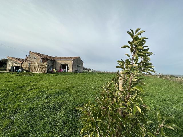 Huis te koop in SAINT PAUL DU BOIS 49310 Maine-et-Loire Pays de la Loire France: Longère huis op een terrein van 2257 m2 met een woonoppervlakte van 147 m2. Indeling: 5 vertrekken, woonkamer van 80 m2, slaapkamer op de begane grond, 2 slaapkamers, badkamer. Garages: 1. Taxe fonci...