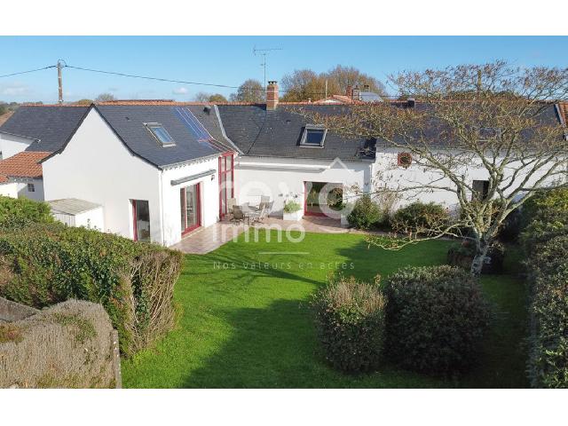 Huis te koop in COUFFE 44521 Loire-Atlantique Pays de la Loire France: Woonhuis op een terrein van 1135 m2 met een woonoppervlakte van 238 m2. Indeling: 7 vertrekken, woonkamer van 42 m2, slaapkamer op de begane grond, 5 slaapkamers, badkamer, badkamer met douche. Garage...