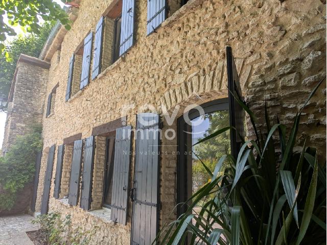 Huis te koop in&nbsp;NYONS 26110 Drôme Rhônes-Alpes France: Woonhuis met zwembad op een terrein van 3450 m2 met een woonoppervlakte van 255 m2. Indeling: 7 vertrekken, 4 slaapkamers, 2 badkamers met douche. Garages: 1. Interne parkeerplaatsen: 4. Externe parke...