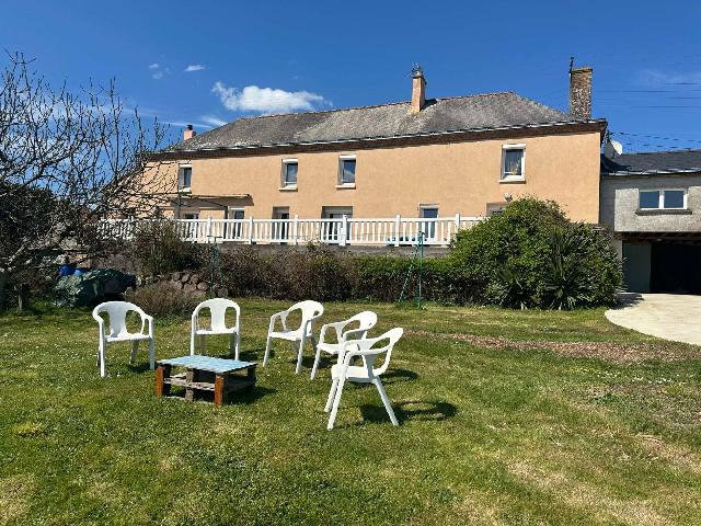 Huis te koop in&nbsp;GARDES 49120 Maine-et-Loire Pays de la Loire France: Woonhuis op een terrein van 2510 m2 met een woonoppervlakte van 188 m2. Indeling: 7 vertrekken, 4 slaapkamers, badkamer, badkamer met douche. Garages: 1. Bouwjaar: 1850. Kelder. Taxe foncière 1169 �...