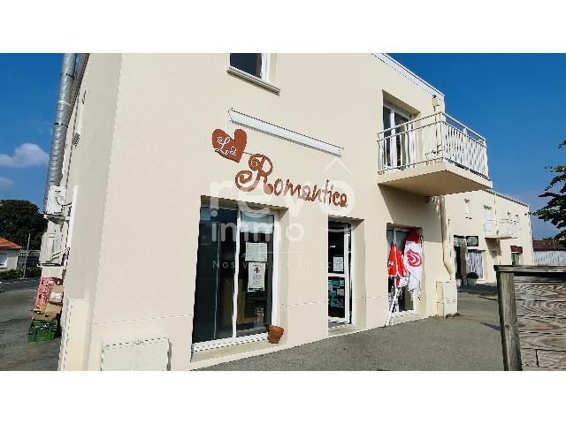 Commercieel object te koop in&nbsp;SAINT LAURENT DES AUTELS 49270 Maine-et-Loire Pays de la Loire France: Bedrijfsruimte met terras, in gebruik al pizzeria. Indeling: 3 vertrekken. Terras. Bouwjaar: 2003....