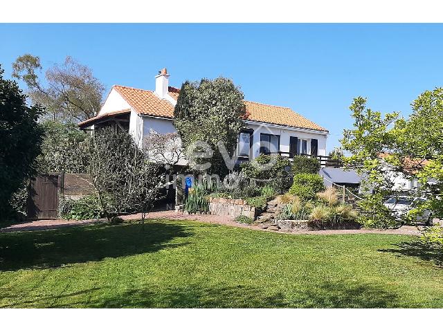 Huis te koop in&nbsp;SAINT JULIEN DE CONCELLES 44450 Loire-Atlantique Pays de la Loire France: Woonhuis op een terrein van 1539 m2 met een woonoppervlakte van 137 m2. Indeling: 6 vertrekken, woonkamer van 48.81 m2, slaapkamer op de begane grond, 4 slaapkamers, 2 badkamers met douche. Garages: 2...