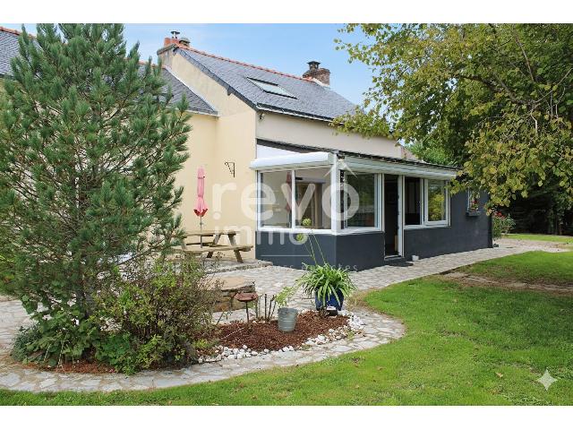 Huis te koop in&nbsp;FAY DE BRETAGNE 44130 Loire-Atlantique Pays de la Loire France: Woonhuis op een terrein van 2600 m2 met een woonoppervlakte van 141 m2. Indeling: 5 vertrekken, woonkamer van 49.5 m2, slaapkamer op de begane grond, 3 slaapkamers, 2 badkamers met douche. Bouwjaar: 1...