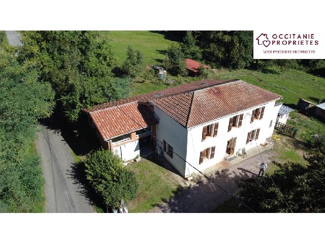 Huis te koop in&nbsp;SAINT LAURENT 31230 Haute-Garonne Midi-Pyrénées France: Oude boerderij gedeeltelijk te renoveren op een terrein van Dit huis aan de rand van een rustig weggetje in de heuvels van de Comminges is direct bewoonbaar. De renovatie van de oude boerderij is al i...