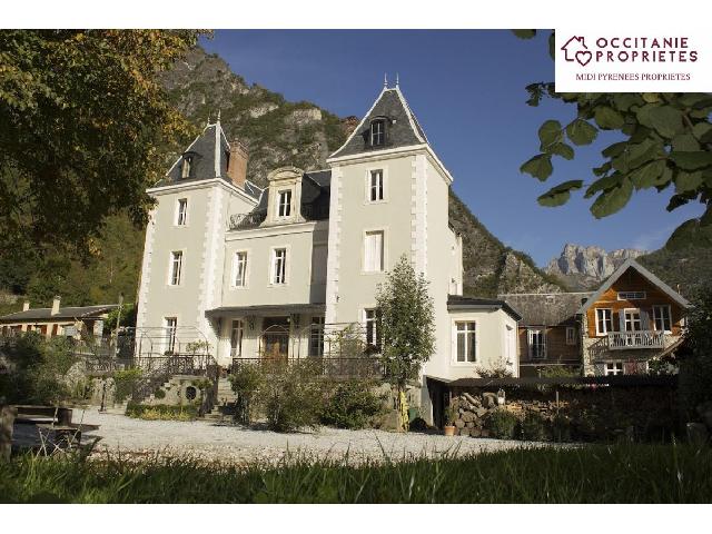 Gîtes/Chambres d'hôtes&agrave; vendre &agrave;&nbsp;GALIE 31510 Haute-Garonne: Château magnifiquement restauré avec des affaires près de la frontière espagnole et des pistes de ski sur 0,9 ha de terrain<br />
 Ce château magnifiquement restauré abrite plusieurs appartements et ...