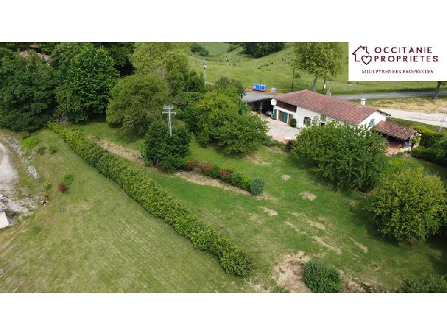 Huis te koop in LILHAC 31230 Haute-Garonne Midi-Pyrénées France: Prachtig gerenoveerd huis op 2889m2 grond met uitzicht op de Pyreneeën. Dit smaakvol gerestaureerde huis heeft grote leefruimtes, 2 slaapkamers en 1 kantoor.<br />
De grote slaapkamer beschikt over een ei...