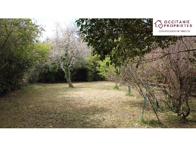 Bouwterrein te koop in L ISLE EN DODON 31230 Haute-Garonne Midi-Pyrénées France: Prachtig boomgaardgebouw aan het water te koop, een uitzonde Dit perceel van 614 m2 aan het water is geschikt voor bepaalde soorten bouw.<br />
Momenteel wordt het gebruikt als boomgaard, maar u kunt er on...