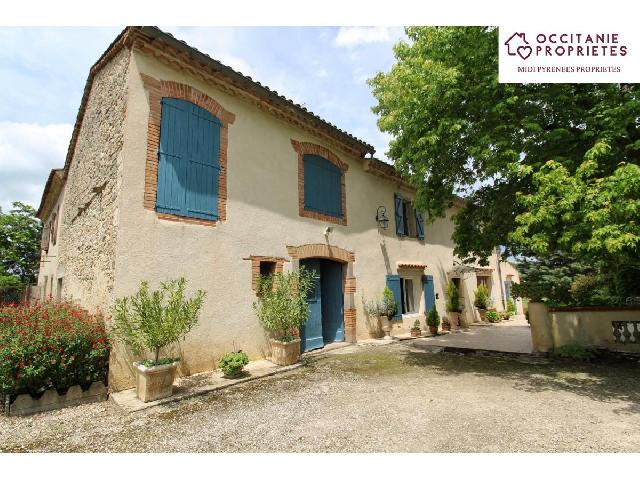 Huis te koop in LAUTREC 81440 Tarn Midi-Pyrénées France: Traditionele boerderij met veel potentieel Gelegen nabij het middeleeuwse dorp Lautrec, bieden wij u graag dit traditionele pand aan, waar u uw droomhuis kunt creëren.<br />
Met goede voorzieningen, een m...