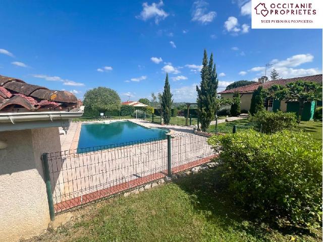 Huis te koop in LEZAT SUR LEZE 09210 Ariège Midi-Pyrénées France: Vrijstaande villa - 3 slaapkamers - zwembad - bouwgrond - ui Traditionele villa met zwembad, uitzicht op de Pyreneeën en groot bouwperceel in Lézat-sur-Lèze Deze vrijstaande villa uit 1979 ligt in ...