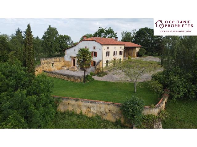 Agrarisch bedrijf te koop in CARDEILHAC 31350 Haute-Garonne Midi-Pyrénées France: Traditionele boerderij met bijgebouwen op 18 hectares grond Midden in deze hectares grond, aan een heel rustig weggetje, staat deze grote boerderij.<br />
Mooie bosrijke tuin met fruitbomen, waterput en bi...