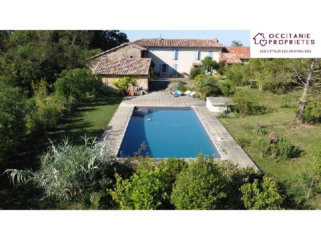 Huis te koop in MONTOULIEU SAINT BERNARD 31420 Haute-Garonne Midi-Pyrénées France: Groot huis met gîte en zwembad op ruim 8 hectare grond. Dit prachtige, prachtig gerestaureerde huis is instapklaar. U hoeft alleen nog uw spullen uit te pakken.<br />
Een grote woon- en eetkamer, 3 slaapk...