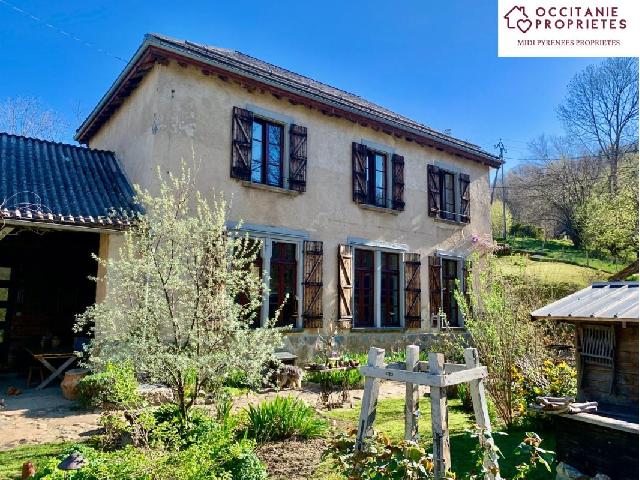 Huis te koop in MASSAT 09320 Ariège Midi-Pyrénées France: Prachtig stenen huis, voormalige school 160m2 met een percee Mooi stenen huis, op het zuiden met prachtig uitzicht op de bergen, 1500m2 tuin en bijgebouwen. Deze voormalige school is een prachtig pand...
