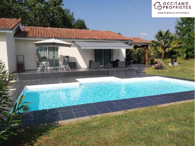 Huis te koop in MONTREJEAU 31210 Haute-Garonne Midi-Pyrénées France: Gelijkvloerse villa - vrij uitzicht - 3 slaapkamers. Prachtige traditionele gelijkvloerse villa - geen inkijk? op een prachtig perceel van 2600m2 met bomen en omheind met elektrische poort Villa 140m2...