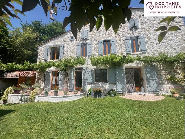 Huis te koop in SAINT PIERRE DE RIVIERE 09000 Ariège Midi-Pyrénées France: DORPSHUIS BIJ DE FOIX BARGUILLERE VALLEI Op de hellingen, vlak bij Foix, staat een prachtige boerderij, smaakvol gerenoveerd door de eigenaren, op een perceel van meer dan 9000m2 met bossen, een moest...