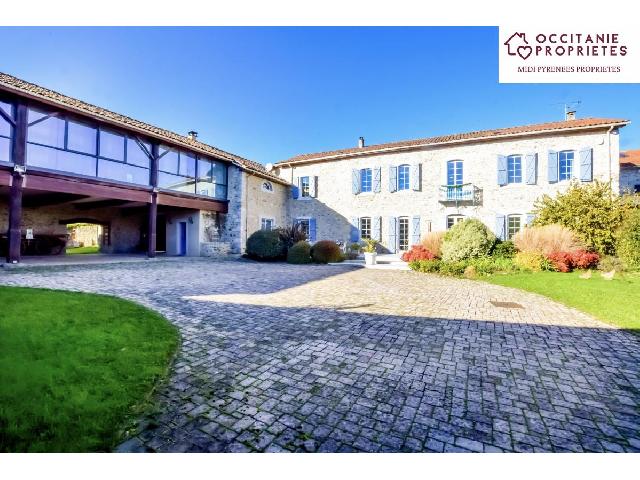 Gîtes/Chambres d'hôtes te koop in AUSSON 31210 Haute-Garonne Midi-Pyrénées France: Groot pand met 9 slaapkamers, zakelijk potentieel.<br />
1 Gang 8 m2<br />
1 Slaapkamer 9.5 m2<br />
1 Woonkamer 10.5 m2<br />
1 Badkamer / Toilet 8 m2<br />
1 Woonkamer/keuken 36 m2<br />
1 Wasruimte 16 m2<br />
1 Woonkamer 55 m2<br />
1 D...