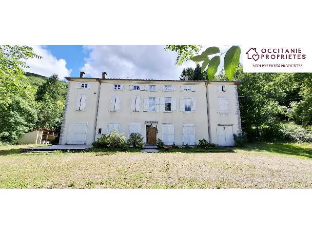 Huis te koop in CADARCET 09240 Ariège Midi-Pyrénées France: Kasteel en een terrein van 49418 m2 met een woonoppervlakte van 288 m2. Indeling: 9 vertrekken, woonkamer van 24 m2, 5 slaapkamers, badkamer, badkamer met douche, 2 toiletten. Kelder. Terras. Garage. ...