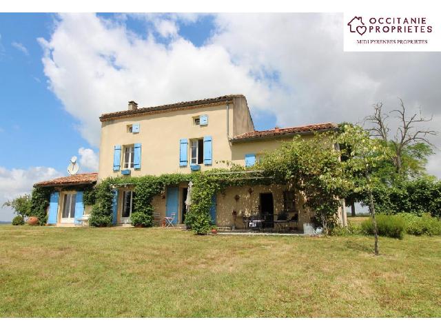 Gîtes/Chambres d'hôtes te koop in LAUTREC 81440 Tarn Midi-Pyrénées France: Prachtig familiehuis met zwembad, op 15 minuten van Lautrec De rustige ligging van dit charmante huis van 162 m2 met 5 slaapkamers en zoutwaterzwembad zal u zeker bekoren!<br />
Gelegen aan het einde van e...