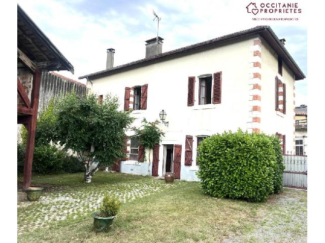 Huis te koop in MANE 31260 Haute-Garonne Midi-Pyrénées France: een groot huis - in Commingeoise stijl steen van 174m2 - me Deze prachtige dorpswoning omvat op de begane grond een ruime hal van 16 m2 met voordeur en deur naar de tuin, een prachtige woonkamer van 2...