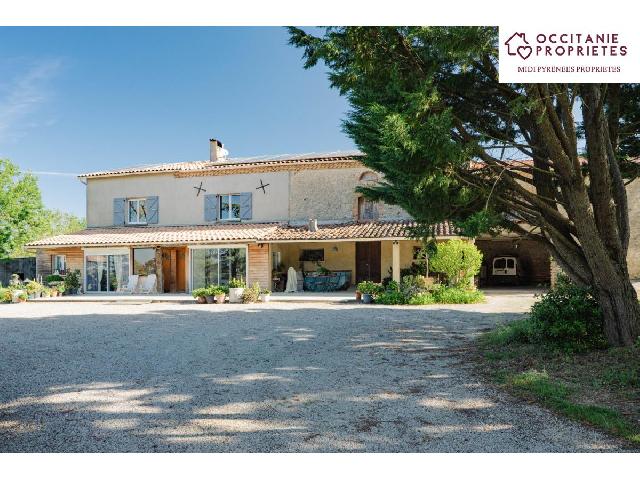 Gîtes/Chambres d'hôtes te koop in SAINT FELIX LAURAGAIS 31540 Haute-Garonne Midi-Pyrénées France: Stijlvolle boerderij met twee woningen   uitzicht op de Pyrenéen. Welkom in Saint-Félix-Lauragais, een charmant dorpje op 45 minuten van Toulouse en vlakbij Revel. Wij bieden een onlangs gerenoveerd...