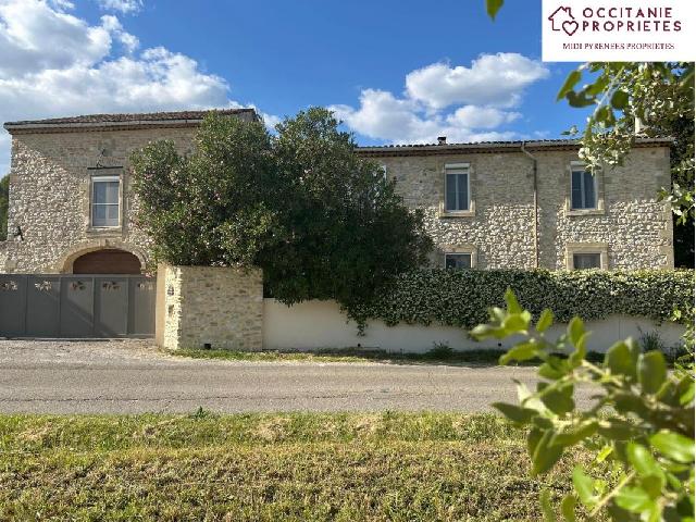 Agrarisch bedrijf te koop in FONS 30730 Gard Languedoc Roussillon France: Stenen boerderij met biologische boerderij. Op slechts 15 km van Nîmes, aan de rand van een levendig dorp met lokale winkels en omgeven door struikgewas met een rijk prehistorisch verleden, ligt dit ...