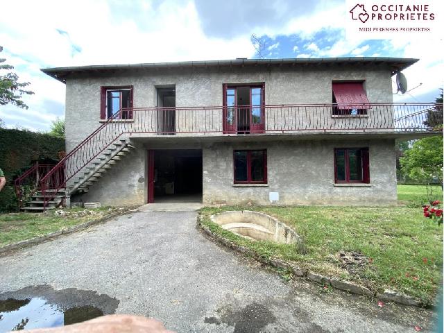 Huis te koop in LE FOSSAT 09130 Ariège Midi-Pyrénées France: Huis met 4 slaapkamers + garage in Le Fossat Gelegen in de gemeente LE FOSSAT, een dynamisch dorp met alle voorzieningen op 3 minuten loopafstand. Huis uit 1975 van 108m 2 op een perceel van 1011m 2 b...
