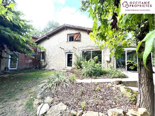 Huis te koop in FABAS 09230 Ariège Midi-Pyrénées France: Huis van 230m2 - met bijgebouwen - aangrenzend terrein van 3557 m2. Dit pand bestond oorspronkelijk uit twee huizen die door de vorige eigenaren werden samengevoegd. Het bestaat uit een lichte, volled...