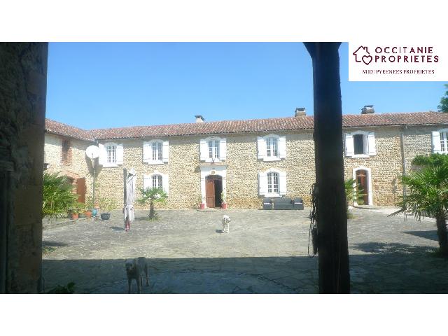 Huis te koop in VILLECOMTAL SUR ARROS 32730 Gers Midi-Pyrénées France: Prachtig landgoed op 4,3ha grond met uitzicht op de Pyreneeën. Dit prachtig verbouwde landgoed is een lust voor het oog. Geheel privé gelegen aan een lange oprijlaan en toch op steenworp afstand van...