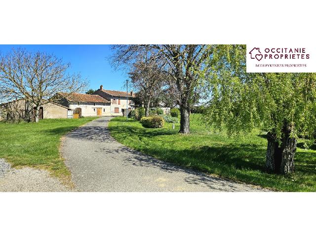 Huis te koop in LABATUT 09700 Ariège Midi-Pyrénées France: Boerenhuis en een terrein van 9800 m2 met een woonoppervlakte van 405 m2. Indeling: 15 vertrekken, 10 slaapkamers, badkamer, badkamer met douche, 2 toiletten. Garage. Parkeerplaatsen: 2....