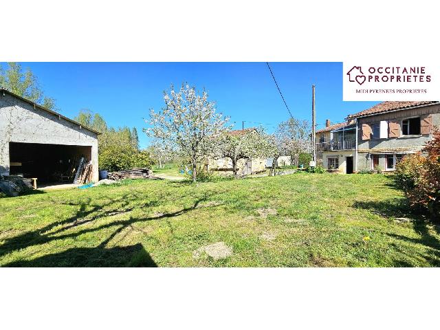 Huis te koop in SAINTE SUZANNE 09130 Ariège Midi-Pyrénées France: Woonhuis van 223 m2 met 10 kamers, te renoveren, met bijgebouwen. Ideaal voor wonen, groepsprojecten, investeringen of professionele projecten, kom dit unieke pand met zijn vele mogelijkheden ontdekke...