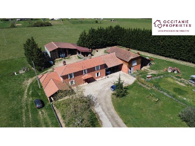Agrarisch bedrijf te koop in BLAJAN 31350 Haute-Garonne Midi-Pyrénées France: Grote boerderij midden op 10 hectare grond met bijgebouwen. Deze schitterende boerderij met uitzicht op de bergen ligt midden op een eigen terrein van 10 hectare, aan het einde van een doodlopende weg...