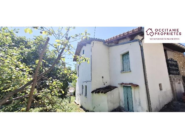 Huis te koop in CADARCET 09240 Ariège Midi-Pyrénées France: Dorpswoning en een terrein van 624 m2 met een woonoppervlakte van 51.9 m2. Indeling: 4 vertrekken, slaapkamer, badkamer met douche, 1 toiletten. Open haard. Parkeerplaatsen: 1....