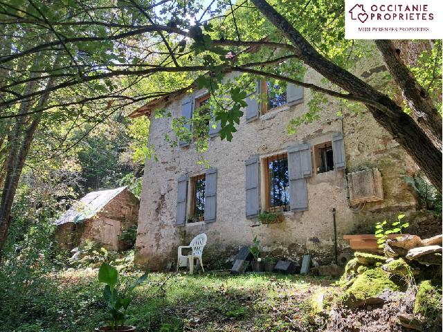 Huis te koop in ALEU 09320 Ariège Midi-Pyrénées France: Huis in het bos Mooi rustiek huis van ongeveer 90 m2, gelegen in het bos in de bergen op 650 m hoogte, in absolute rust en zonder directe buren. Het is bereikbaar via een onverharde weg van 1,2 km<br />
En...