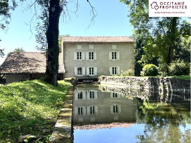 Gîtes/Chambres d'hôtes te koop in LESCURE 09420 Ariège Midi-Pyrénées France: Oude watermolen gerenoveerd tot een woning met 4 sl Gelegen tussen St Girons en Foix een oude molen die in de jaren 1970 is gerenoveerd op een perceel van 13 643m2.<br />
 Ideaal voor een familie- of toeri...