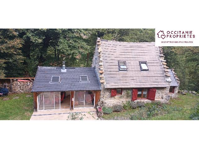 Huis te koop in OUST 09140 Ariège Midi-Pyrénées France: Prachtig berghuis, Oust Ontdek dit 'Hans en Grietje huis', een uniek landgoed midden in de natuur, gelegen op 4 hectare grond.<br />
Dit charmante huisje verwelkomt je in een privébosparadijs van 4 hectar...