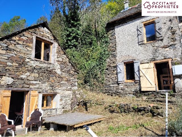 Huis te koop in LE PORT 09320 Ariège Midi-Pyrénées France: Klein huis en verbouwde schuur. Omgebouwde schuur van 40 m2 en klein huisje van ca. 50 m2 om op te knappen, op het zuiden gelegen op 900 m hoogte met prachtig uitzicht op de bergen, gelegen in een ber...