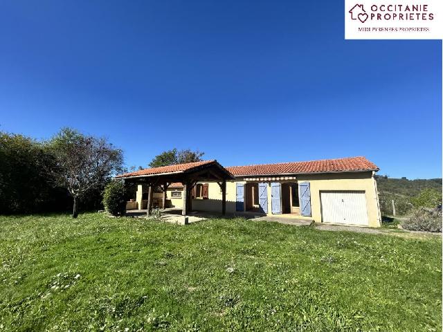 Huis te koop in BORDES SUR ARIZE 09350 Ariège Midi-Pyrénées France: Bungalow met garages. Charmante bungalow van 93 m2 uit 1993, gelegen in een groene omgeving met vrij uitzicht op het bos op een perceel van 3931 m2. Het interieur bestaat uit een ruime, lichte woonkam...