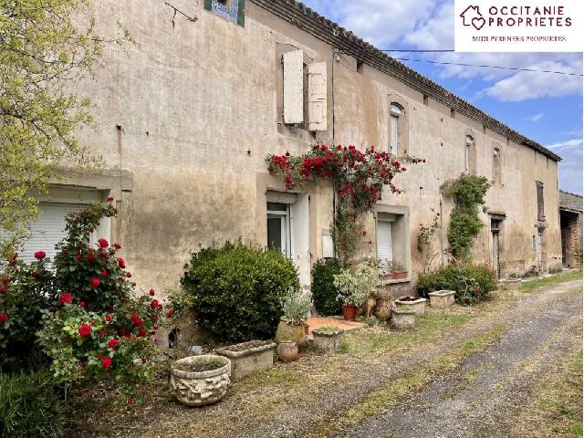 Huis te koop in CASTELNAUDARY 11400 Aude Languedoc Roussillon France: Te renoveren oude boerderij (392 m2) bestaande uit twee woningen, bijgebouwen en 3 hectare grond, vlakbij Castelnaudary.<br />
Hoofdhuis (270 m2): ruime kamers met dubbele beglazing, ideaal als gezinswonin...