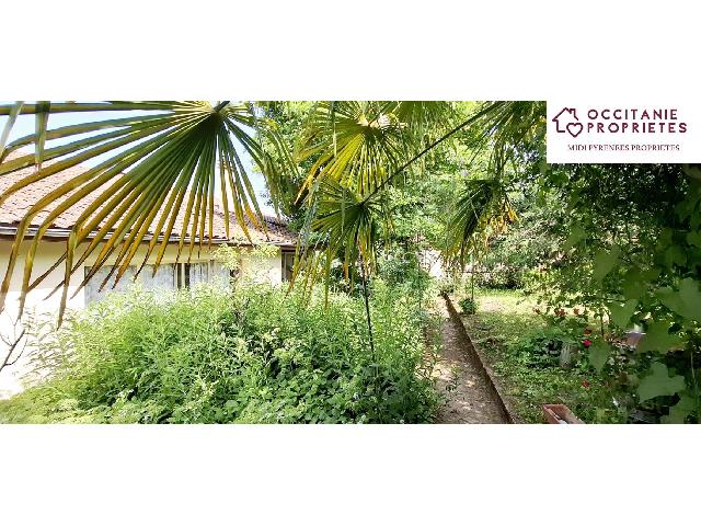 Huis te koop in GANAC 09000 Ariège Midi-Pyrénées France: Dorpshuis met tuin inclusief boomgaard en bijgebouwen, op 5 minuten van FOIX Gelegen in een rustige omgeving op 5 minuten van Foix, biedt deze dorpswoning vele troeven. Met een oppervlakte van circa 1...