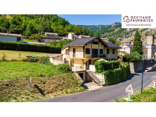 Huis te koop in AXAT 11140 Aude Languedoc Roussillon France: Karakteristiek huis met gîte in de Aude Pyreneeën Dit unieke landgoed ligt aan de rand van een rustig dorp met slechts 50 inwoners, in een spectaculaire omgeving met bergen, rivieren, kloven en groe...