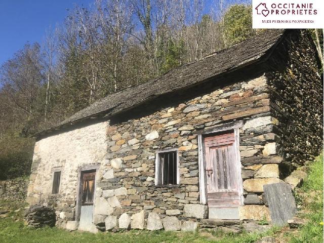 Huis te koop in LE PORT 09320 Ariège Midi-Pyrénées France: 2 schuren in de bergen Te renoveren:Twee schuren in een gehucht.<br />
Gelegen op het zuiden op 900m hoogte met prachtig uitzicht op de bergen, 100m2 grond. Schuren: 18 m2 en 17 m2 op de grond met de mogel...